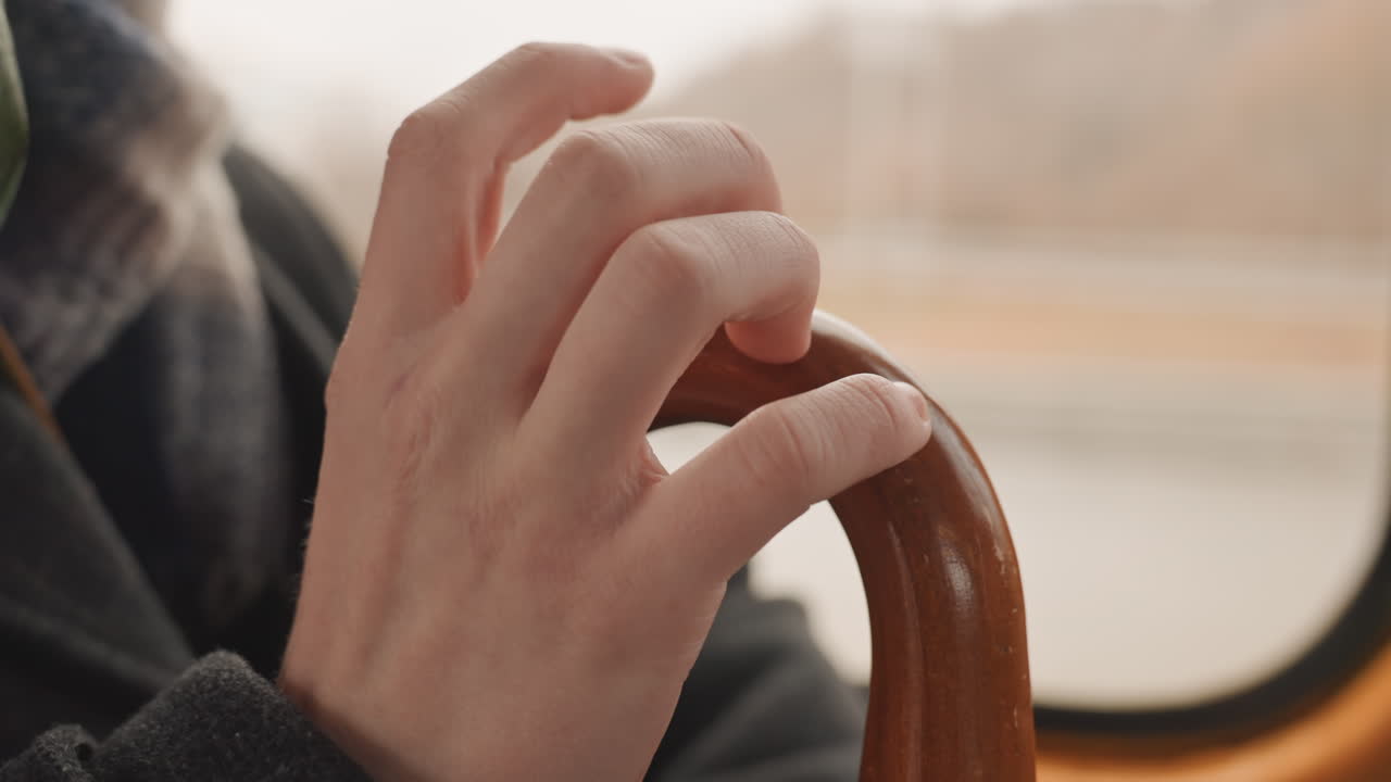 Blide banke- og trykbevægelser. Stille bankende handlinger med delikate fingerberøringer på glat træ. Stille bevægelser med lette fingertryk og blide strøg hen over poleret træoverflade.