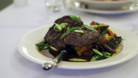 cena de bistec con verduras en un plato de restaurante, dieta de carne y verduras