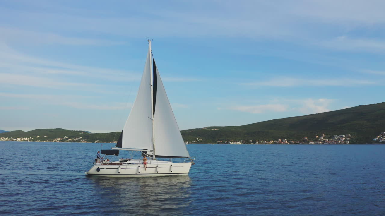 yate de vela en un día soleado