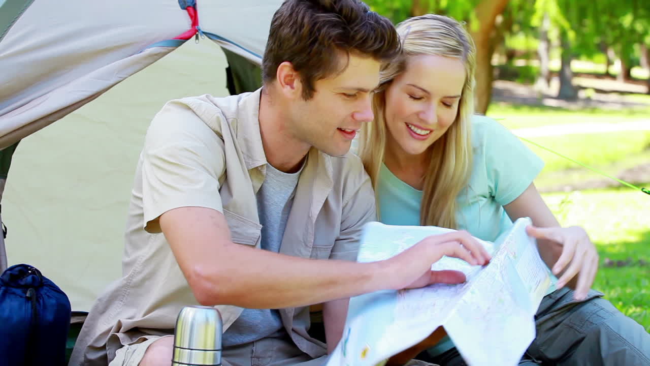 пара ищет карту