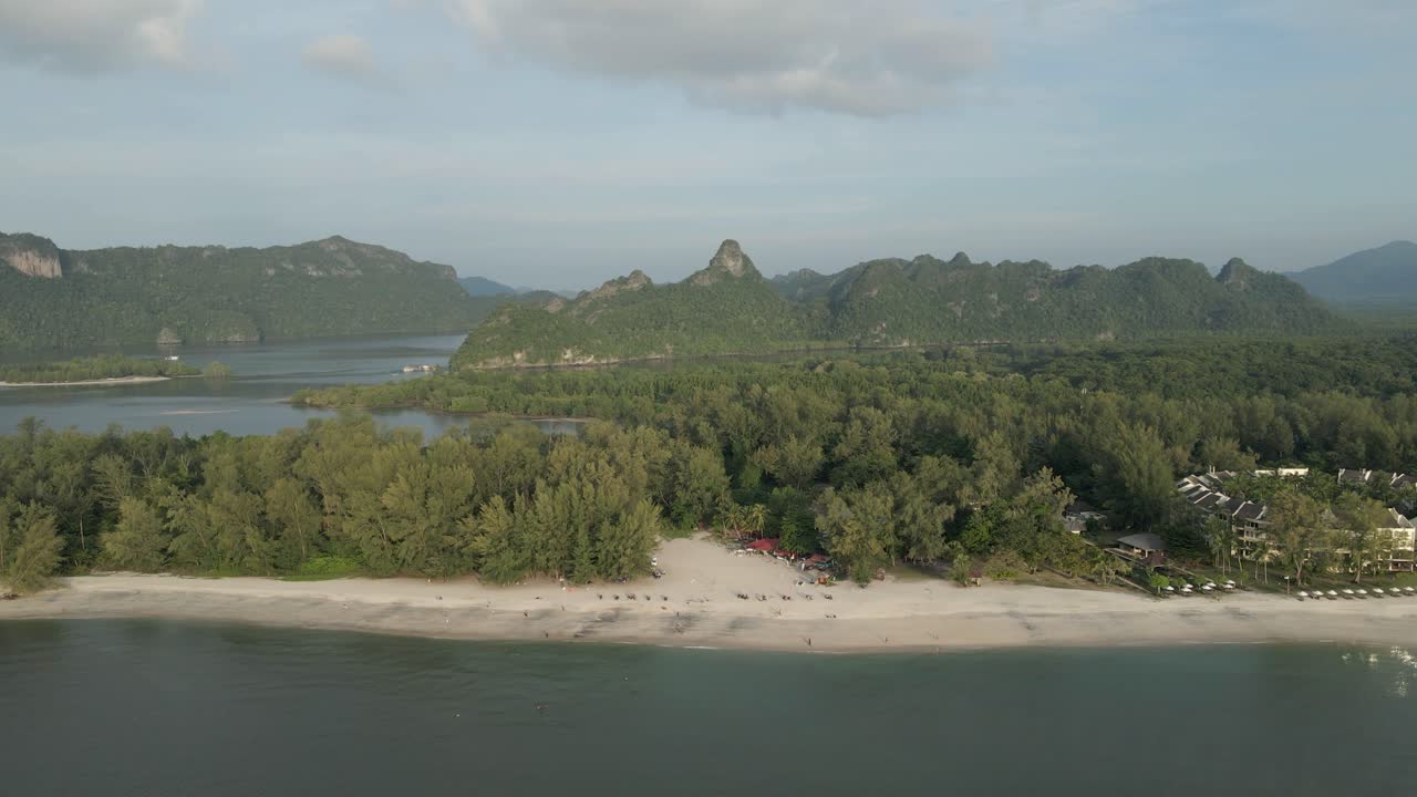 retiros aéreos desde la playa de tanjung rhu en la isla de langkawi, malasia