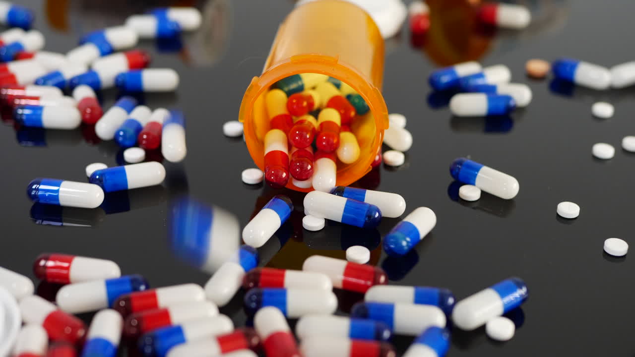 오렌지 약국 약병 느린 동작에 떨어지는 많은 처방약과 캡슐