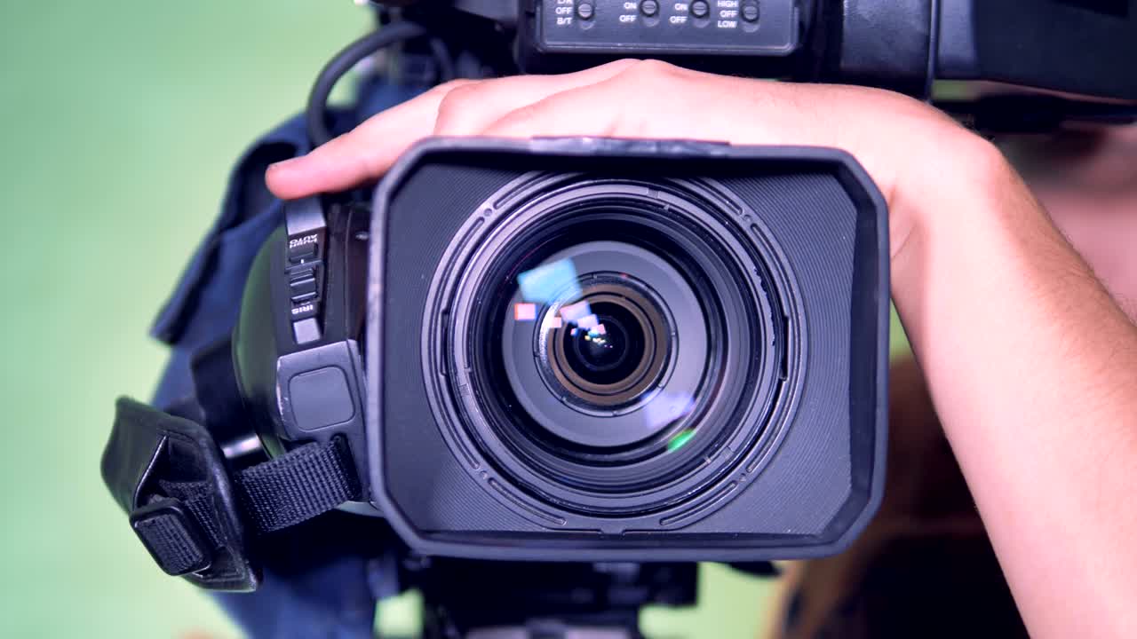 비디오 레코더는 카메라맨에 의해 회전되고, 으로 확대되고, 그 다음 으로 방향을 바꾸고 있습니다.