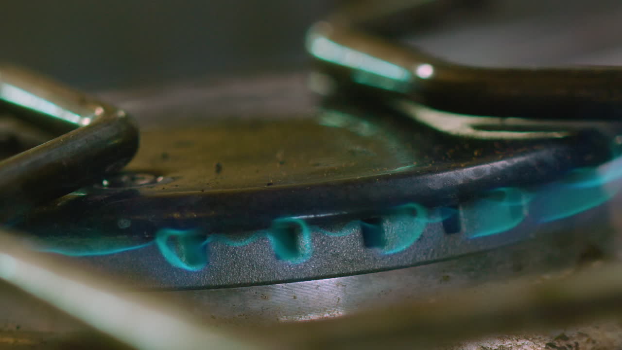 150fps 슬로우 모션으로 점화되는 가스 밥솥 호브의 영화적 클로즈업