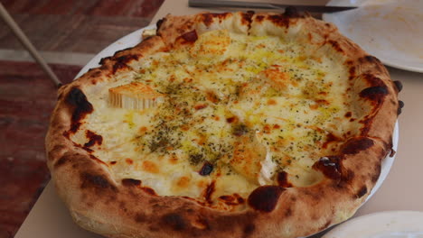 pizza tradicional italiana de queso de cabra trufa miel, corteza perfecta, verdadera y auténtica pizza napolitana, tiro de 4k