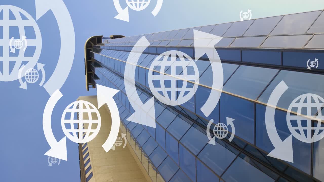 animación de múltiples iconos de globos web flotando contra la vista de ángulo bajo de un edificio alto.