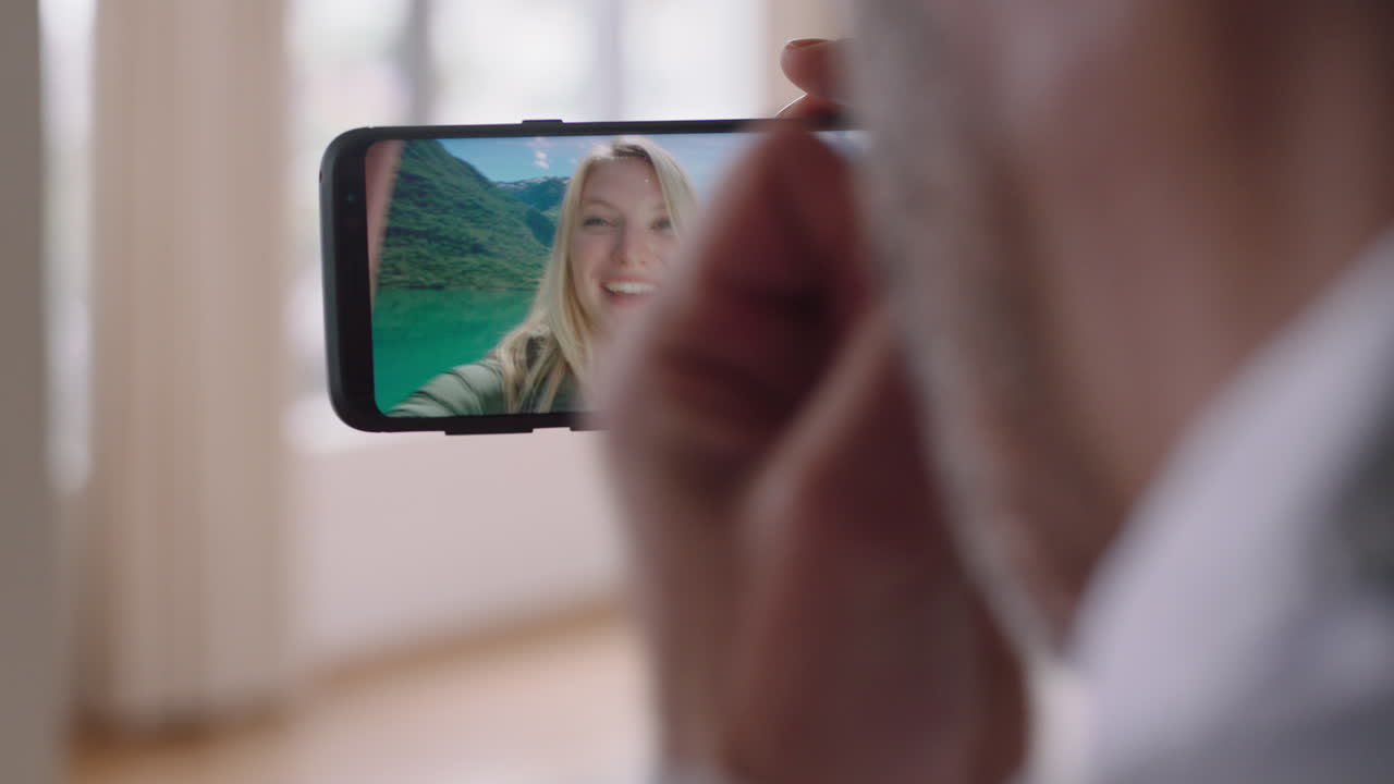 hombre joven chateando en video con su novia en el teléfono inteligente saludando con la mano mujer joven compartiendo vacaciones en noruega pareja de viaje que tiene una relación a larga distancia