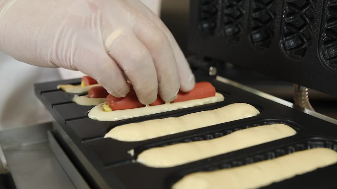 와플에 핫도그를 만드는 것