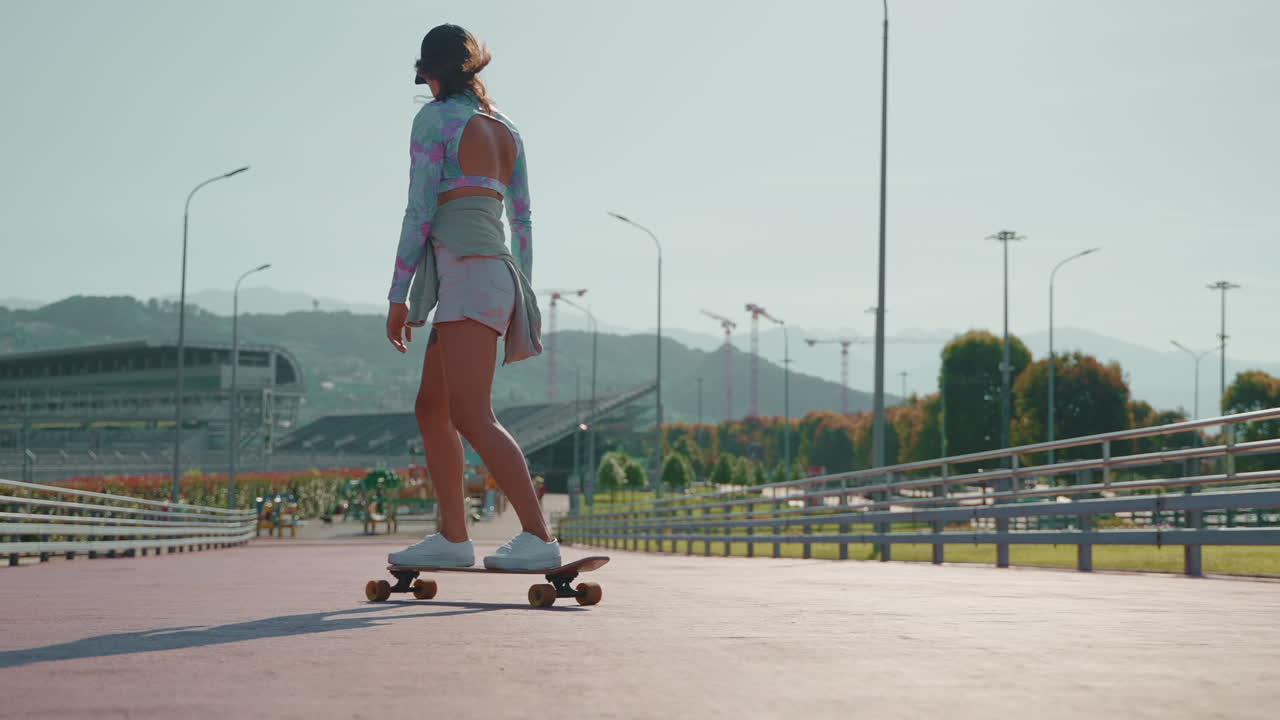 mujer en skateboard