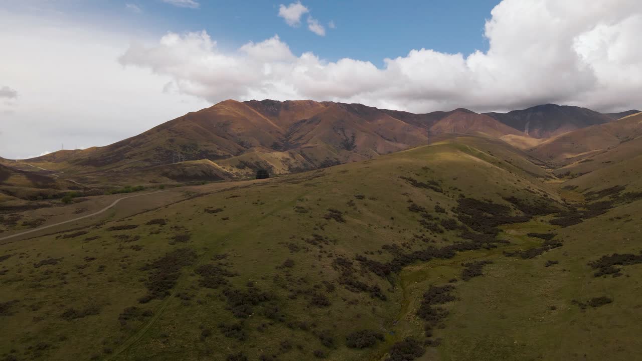 paisaje montañoso seco de mackenzie, nueva zelanda debajo de grandes cúmulos y cielo azul