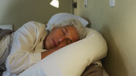 mujer de raza mixta de alto nivel acostada en la cama durmiendo