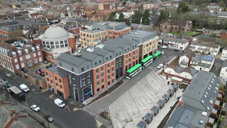 Autobuses-Esperando-En-El-Centro-De-La-Ciudad-De-Braintree-Essex,-Reino-Unido-Drone-Vista-Aérea