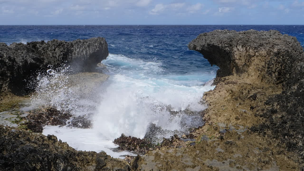 poderosas olas rompiendo contra las rocas en la costa del pacífico, cámara lenta