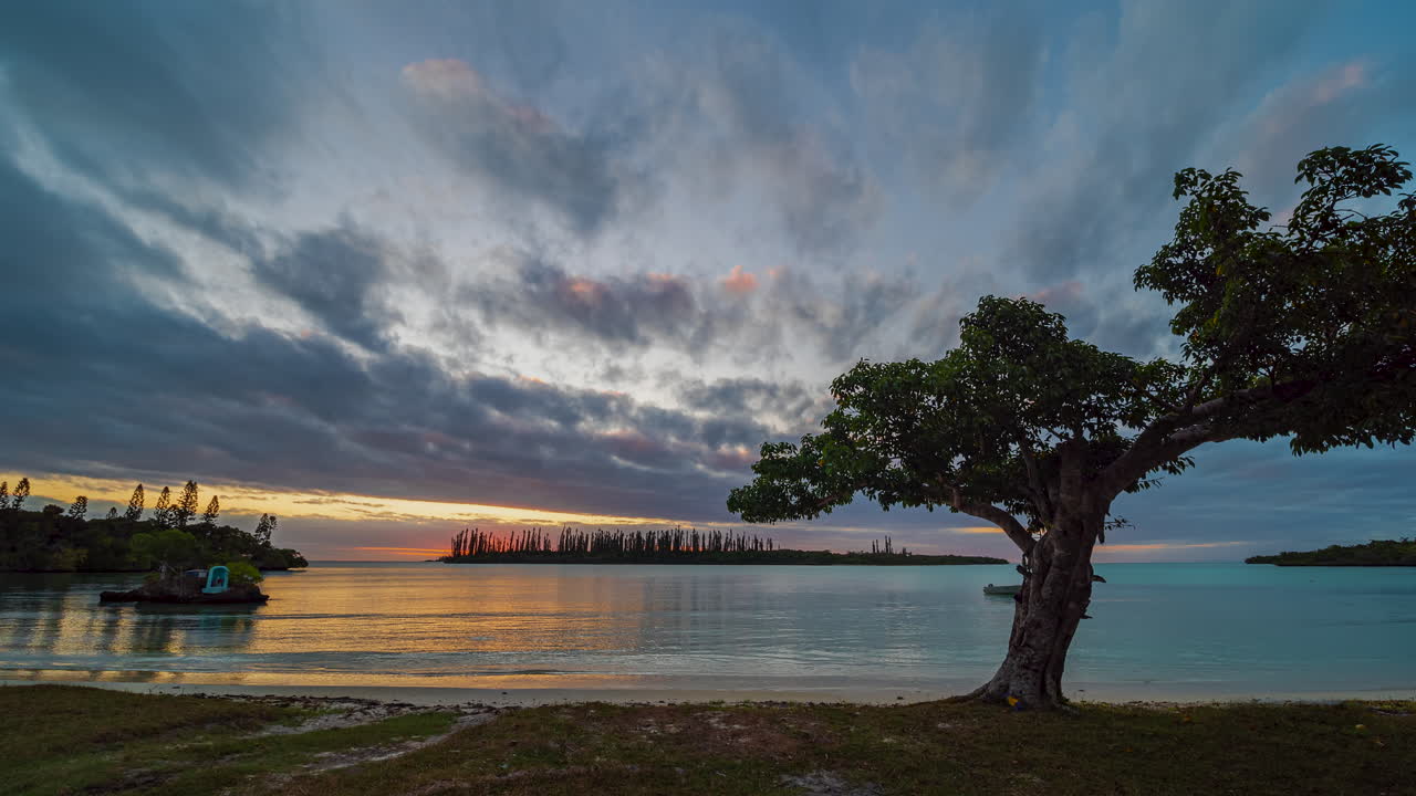 timelapse romántico colorido de la puesta del sol en la bahía aislada de la isla de los pinos, nueva caledonia