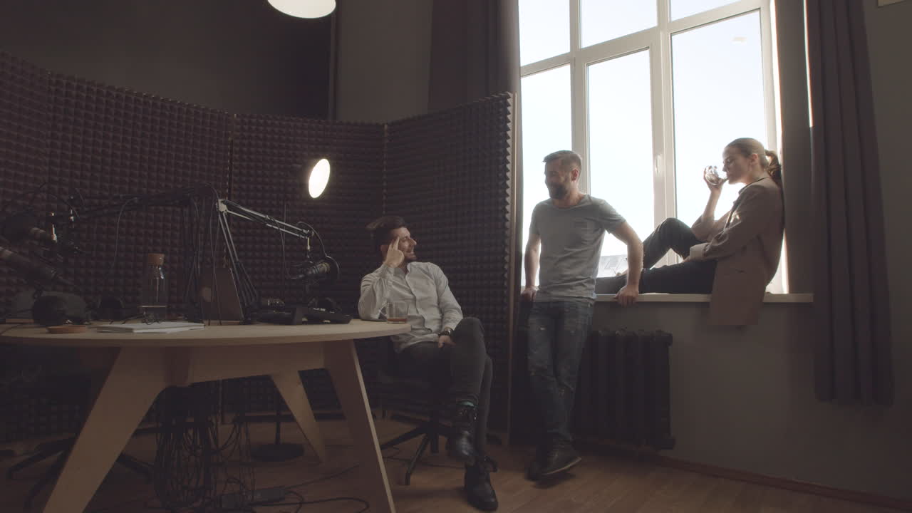 многонациональная бизнес-команда обсуждает проект по возобновляемым источникам энергии в офисе 8