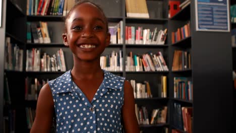 Retrato-De-Una-Colegiala-Feliz-Parada-En-La-Biblioteca-4k