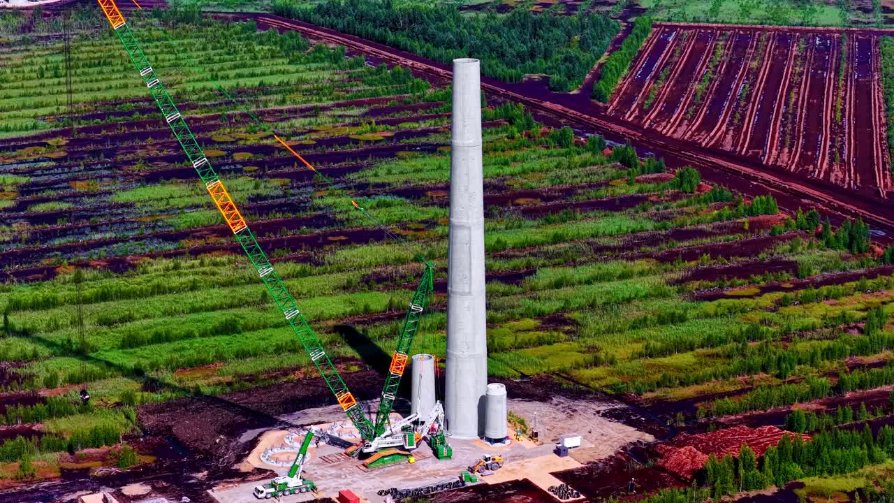 Enormt betonvindmøllefundament under opførelse i landlige Letland, luftfoto