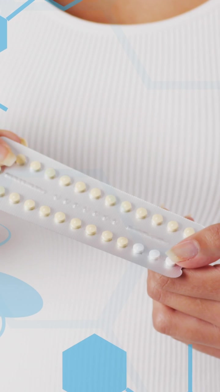 Animación de estructuras químicas sobre mujer tomando pastillas