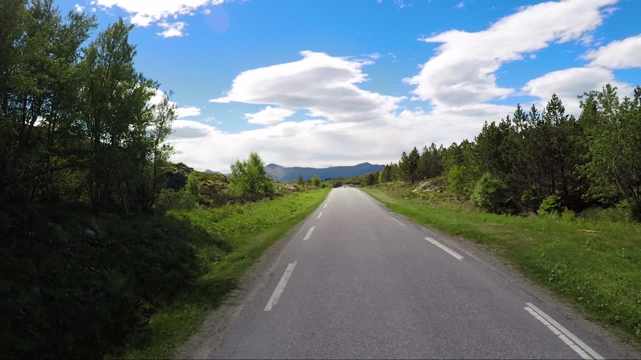 Guidare un'auto su una strada in Norvegia.