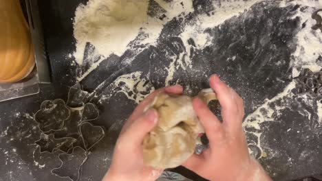el proceso de hacer galletas de pan de jengibre con moldes para la pascua