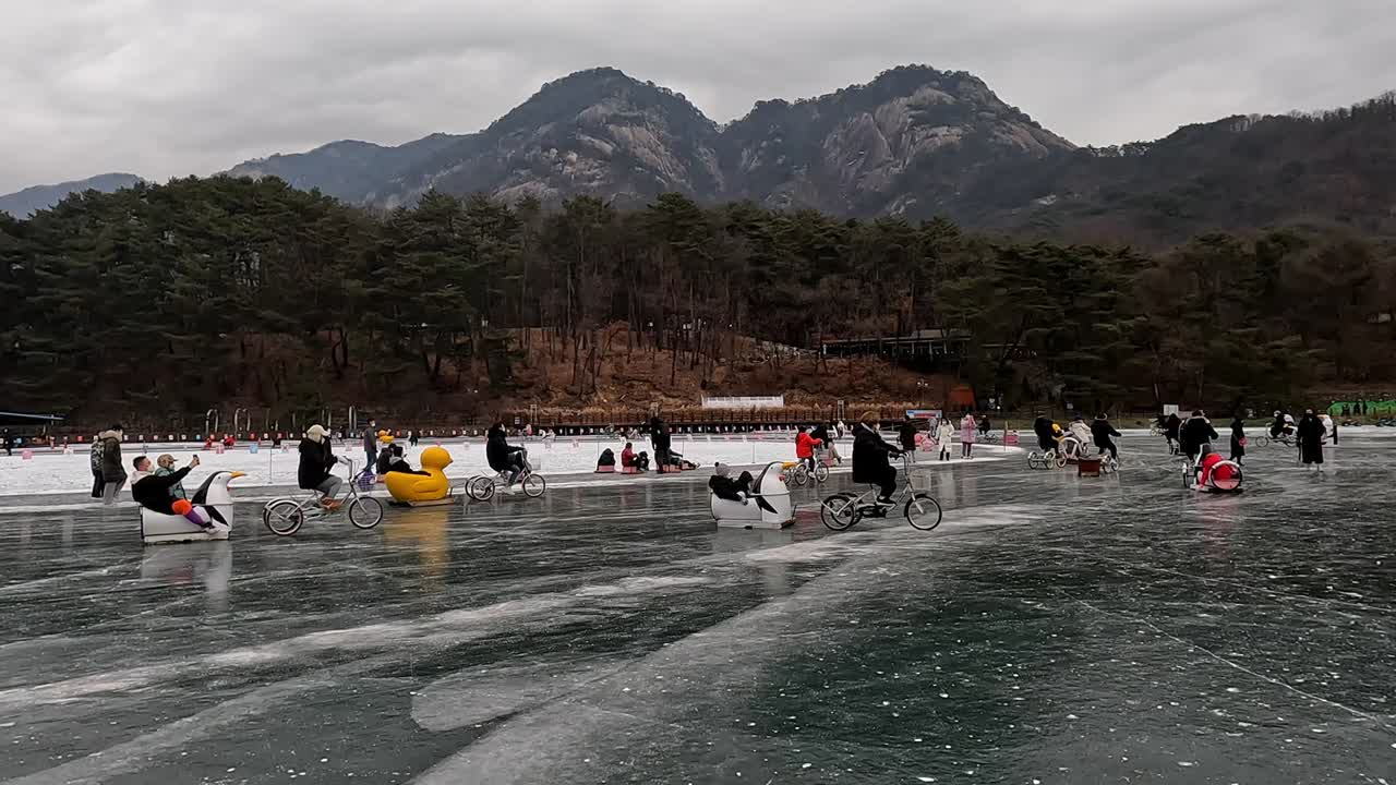 얼어붙은 호수: 매, 스케이팅과 같은 야외 활동을 위한 장소.
