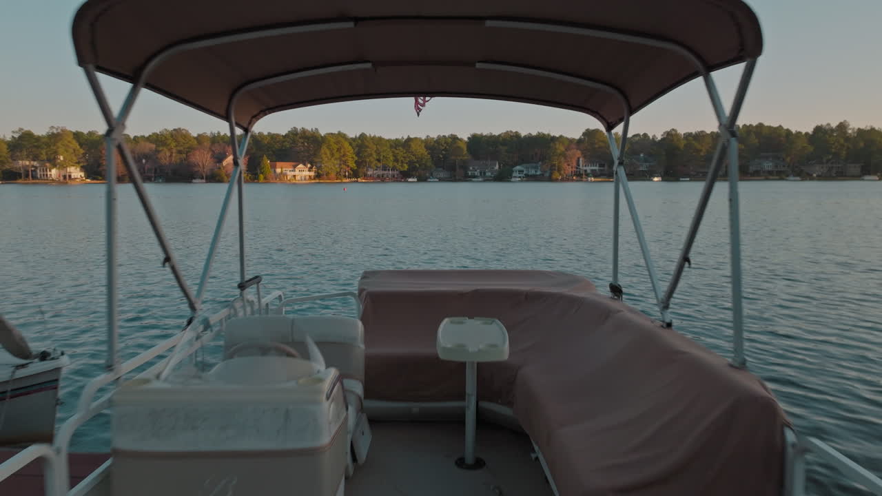 vistas aéreas de un lago al atardecer en carolina del norte
