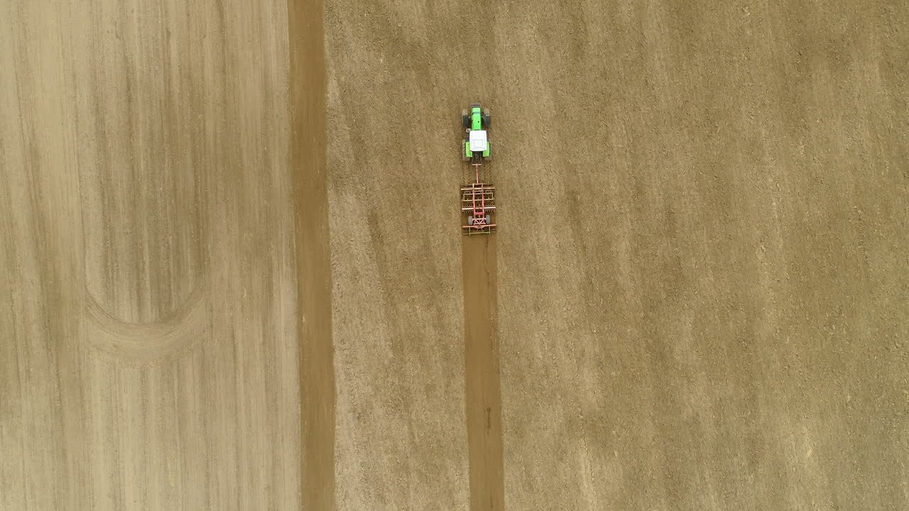 현대 농부가 경작하는 농업 분야