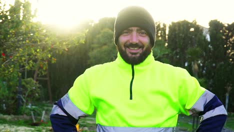 Trabajador-Feliz-Con-Una-Sonrisa-En-Una-Villa-Con-Una-Chaqueta-De-Trabajo-Amarilla