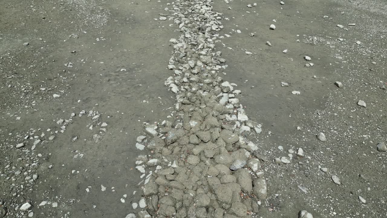 건조한 호수 바닥은 바위처럼 보입니다, 드론 뷰