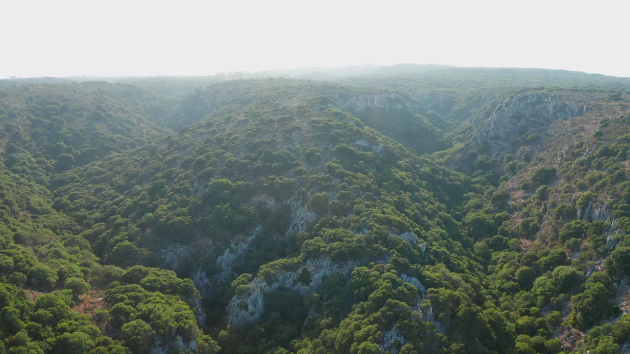 tiro de drone del horizonte del paisaje montañoso en kythira, grecia