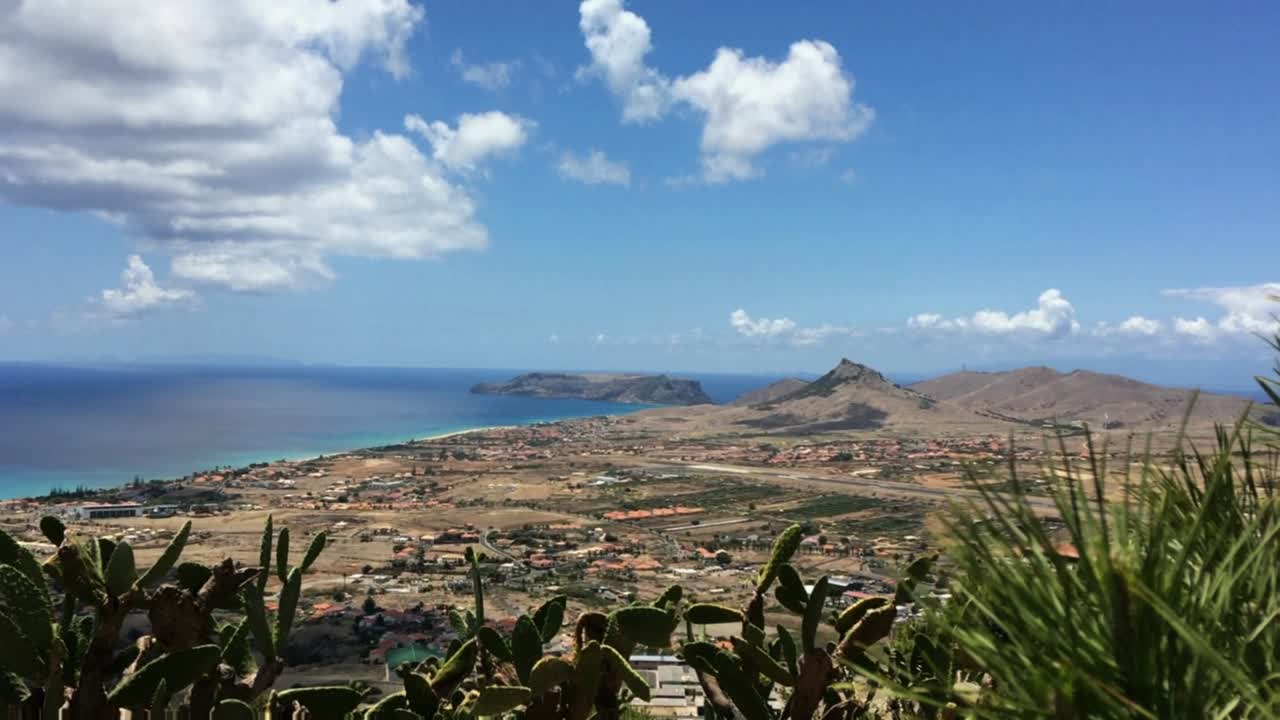 gran angular vista del paisaje isla desierta de porto santo ubicada en el océano atlántico, sol cielo azul agua turquesa nubes blancas arena playa vegetación seca grado de color vintage
