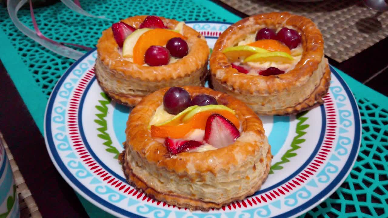 Fresh fruit tartlets on a colorful plate at Sushi Centro Cuernavaca restaurant