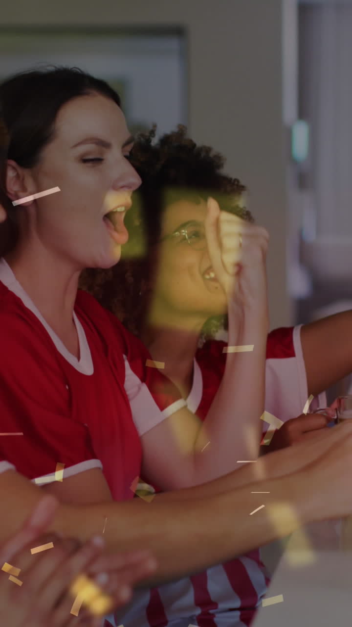 animación de confeti sobre felices amigos diversos levantando las manos y bebiendo cerveza