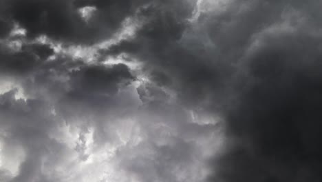 Tormenta-Eléctrica-Y-Nubes-Cumulonimbus-En-El-Cielo-Oscuro