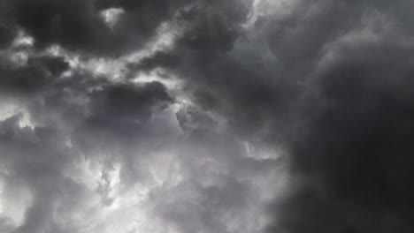 tormenta eléctrica y nubes cumulonimbus en el cielo oscuro