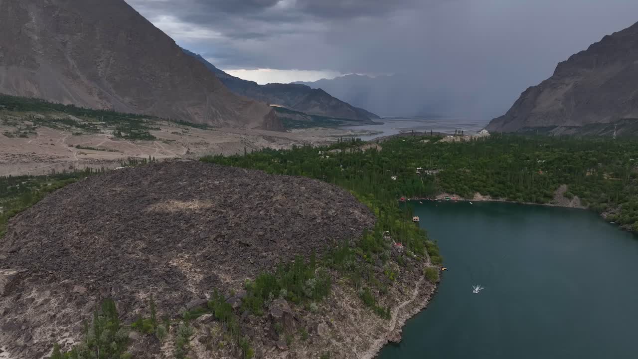 tomada aérea de un avión no tripulado de la hermosa parte superior del lago kachura skarduu circulando en pakistán en un día nublado