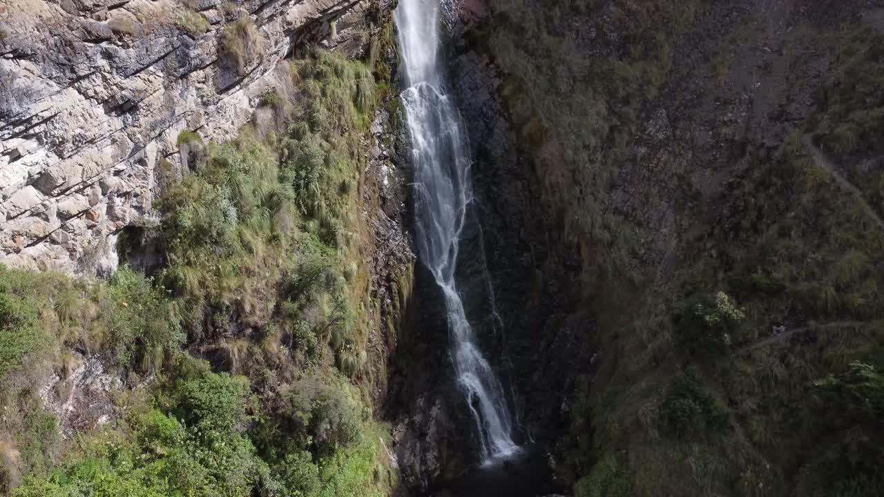 vista capturada por un dron de la cascada de candela fasso, mostrando su belleza desde una perspectiva aérea