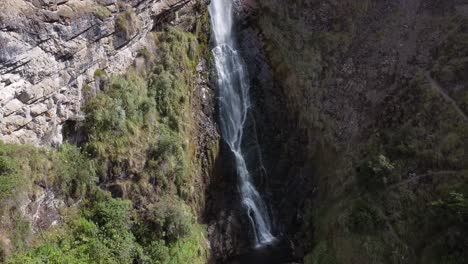 Vista-Capturada-Por-Un-Dron-De-La-Cascada-Candela-Fasso,-Que-Muestra-Su-Belleza-Desde-Una-Perspectiva-Aérea.