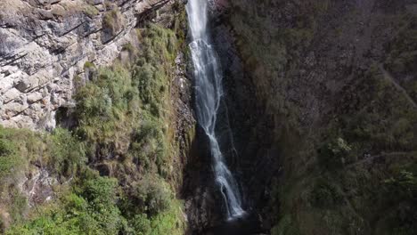 vista capturada por un dron de la cascada de candela fasso, mostrando su belleza desde una perspectiva aérea