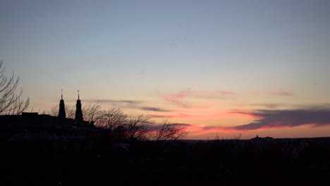 Puesta-De-Sol-Sobre-Los-Techos-De-Las-Casas-En-Estocolmo