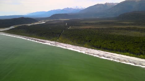 Hermoso-Océano-Y-Vasto-Paisaje-De-Bosque-Verde-Cerca-De-La-Playa-Maorí,-Nueva-Zelanda---Toma-Aérea