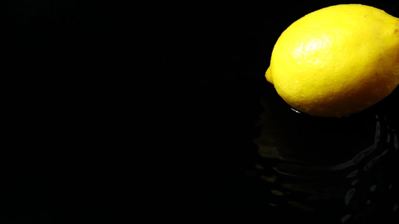 Caduta di un limone. Movimento lento.