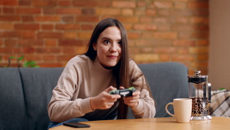 mujer jugando videojuegos en casa