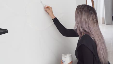 joven pintor hispano puso pintura acrílica sobre lienzo blanco