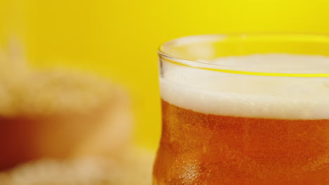 primer plano de un vaso de cerveza