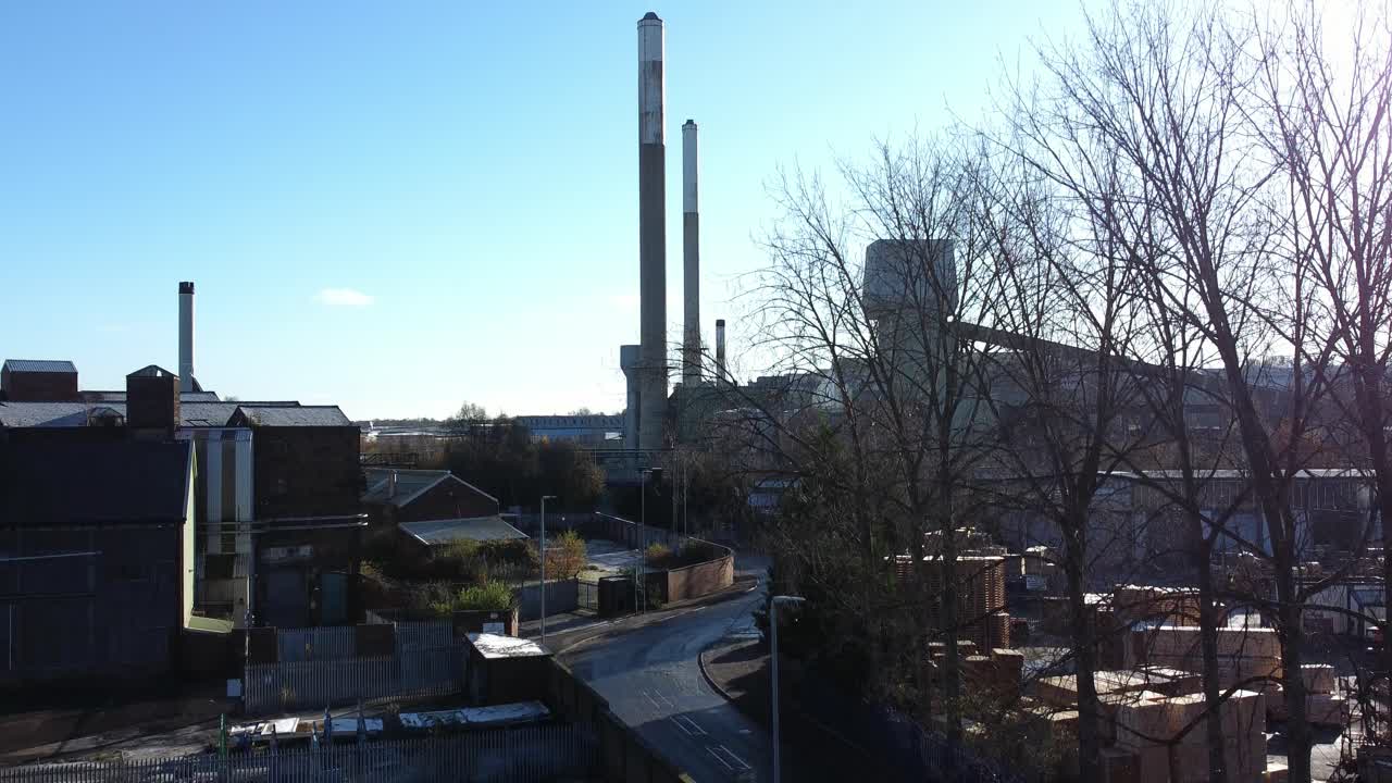필킹턴 유리 공장 창고 건물 공중 뷰 내려오는 타운 스트리트