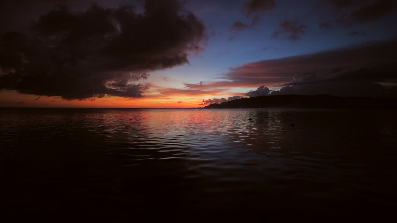 puesta de sol en kuta, lombok. tiro de mano