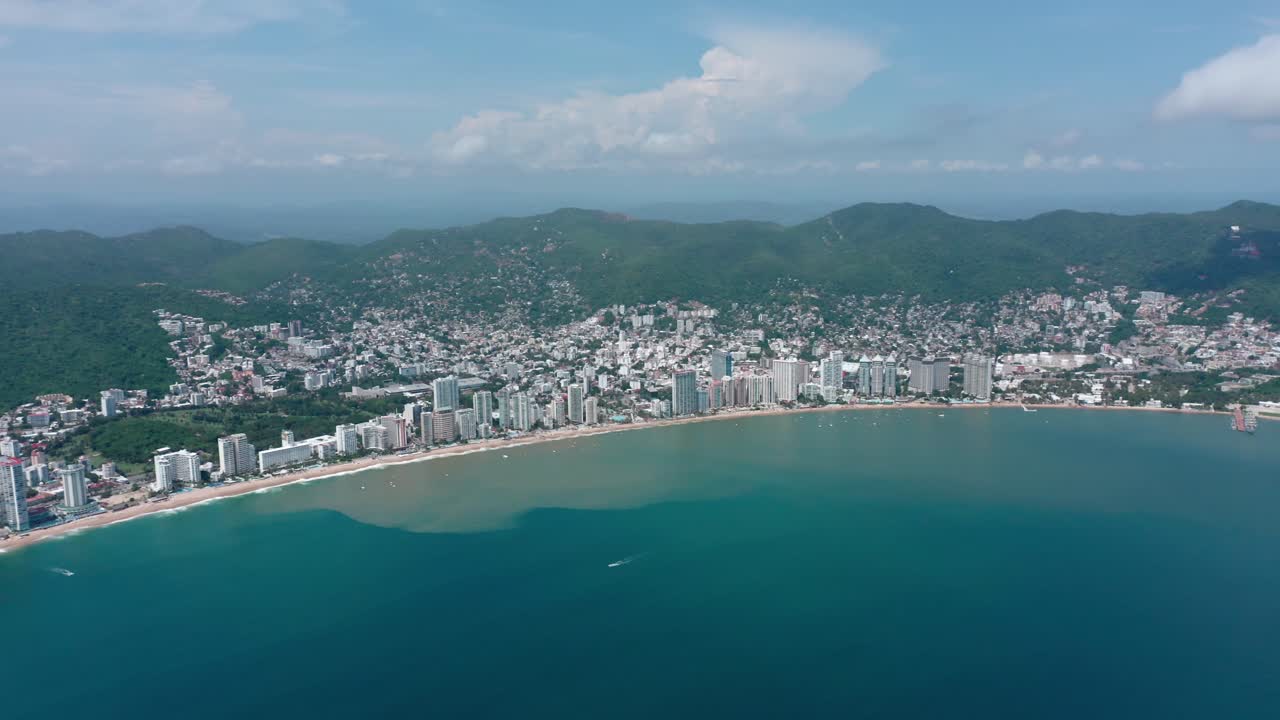 푸른 하늘과 여름에 아름다운 멕시코 시티 해안의 공중 초광각