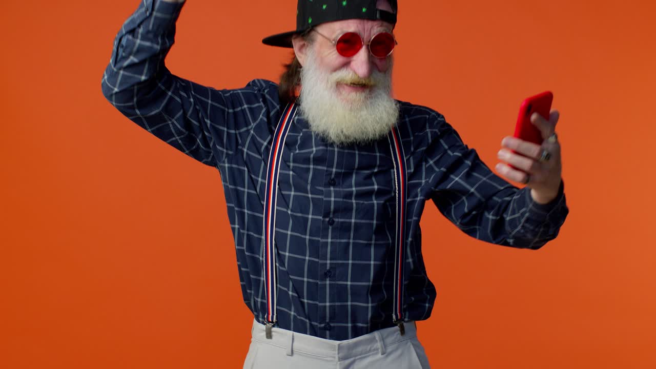 hombre anciano mirando pantalla de teléfono inteligente regocijándose ganar, recibiendo mensaje con buenas noticias, éxito suerte