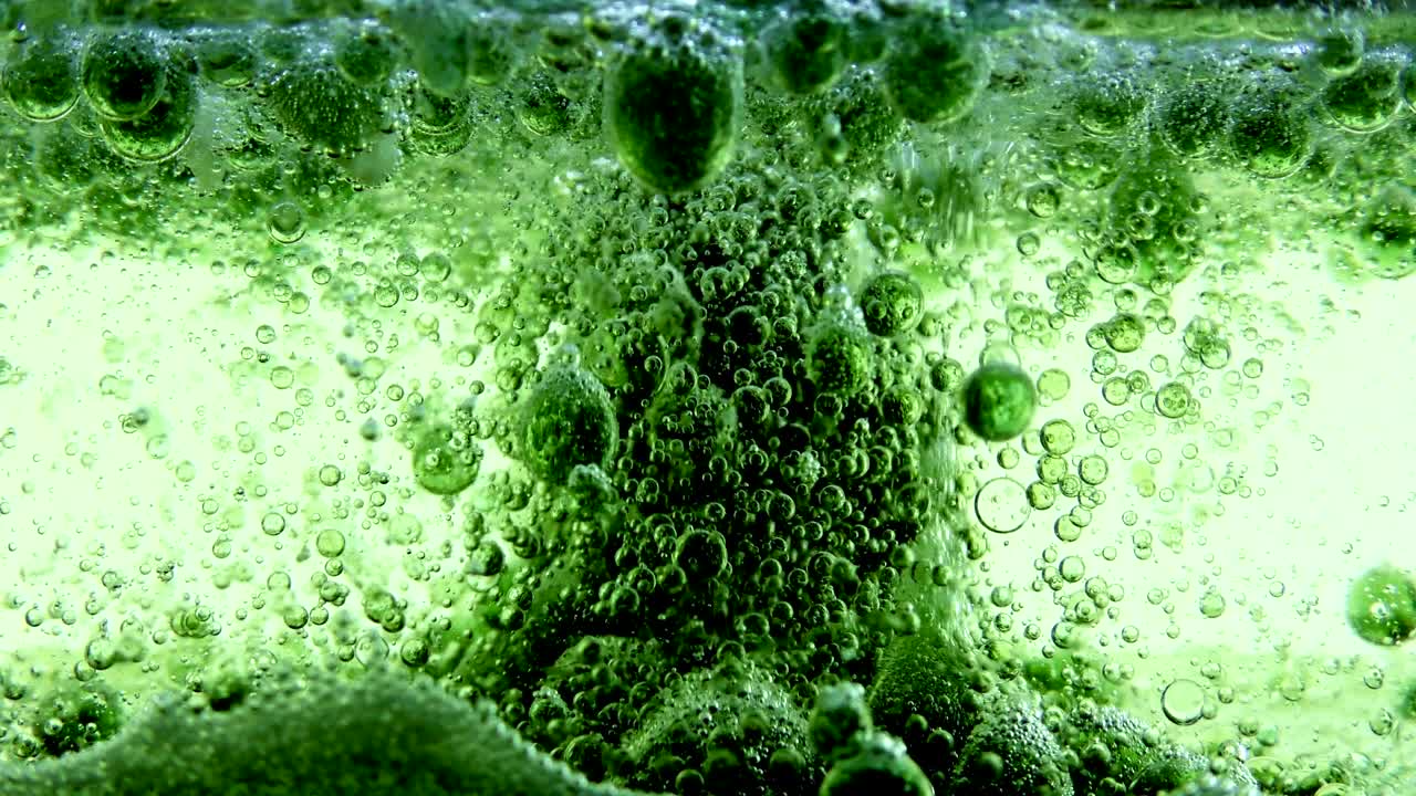 유리 배경 뒤에 있는 물 거품